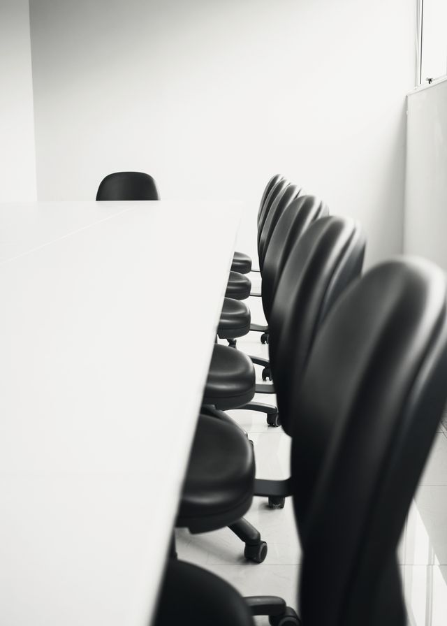 Il tavolo vuoto di una sala riunioni con una fila di sedie