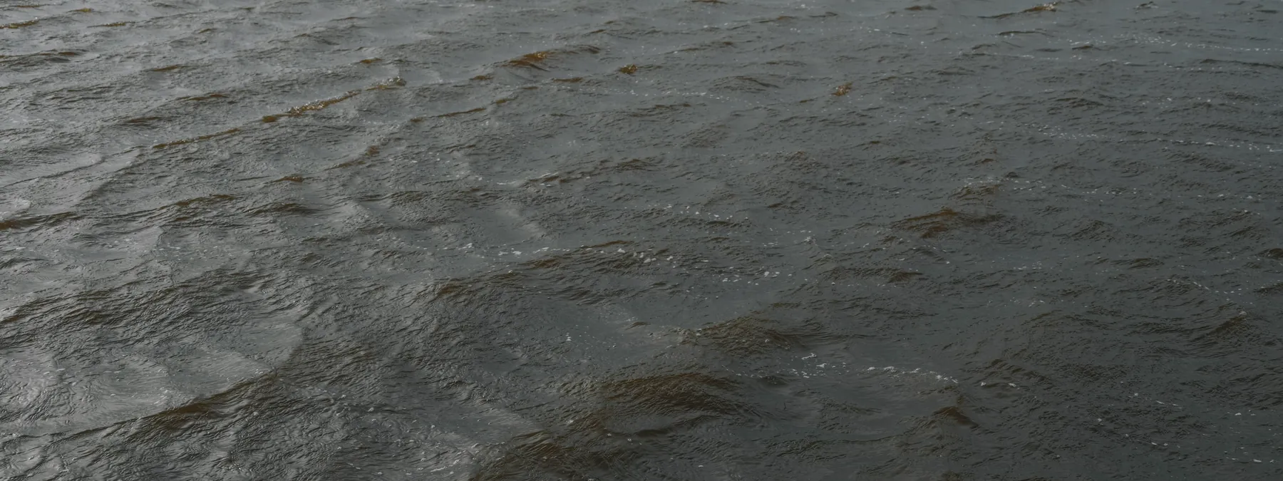 La superficie di un fiume increspata dal vento